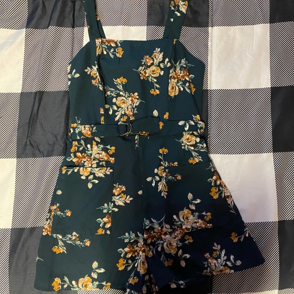 Dresses, rompers and skirts. - Picture 2 of 7